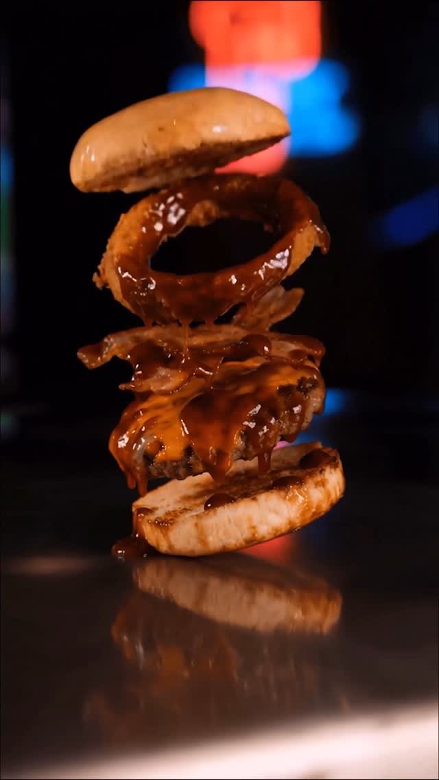 Hamburguesa Cowboy de Factory con aros de cebolla