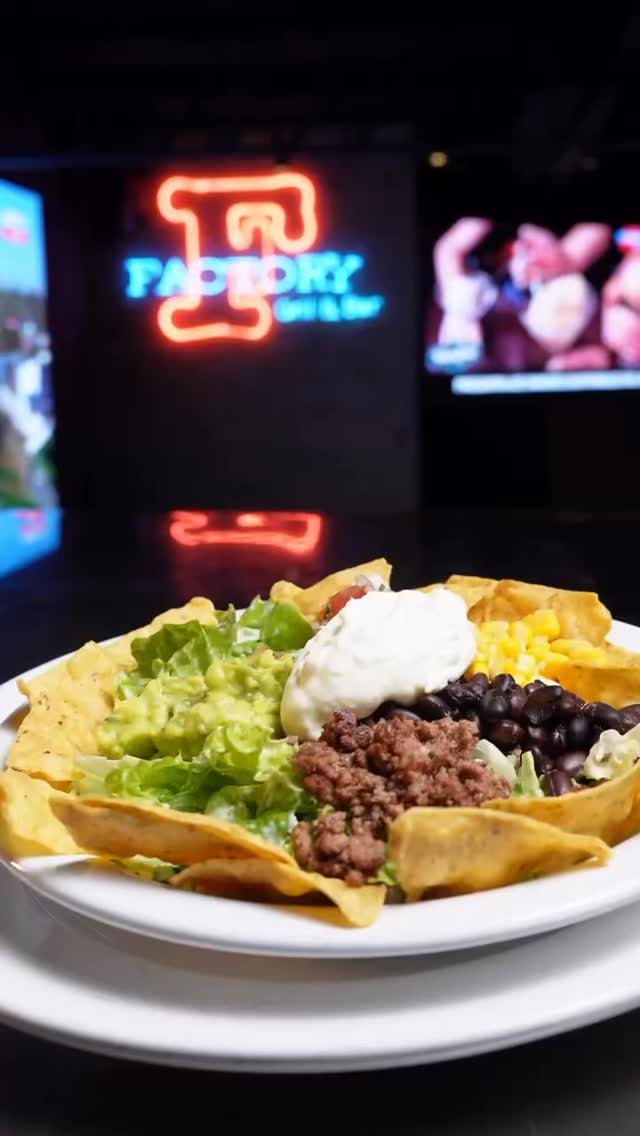 Nachos con guacamole y carne en Factory