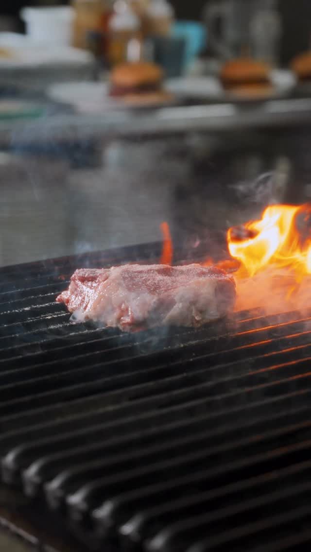 Corte a la parrilla sobre las brasas en Factory